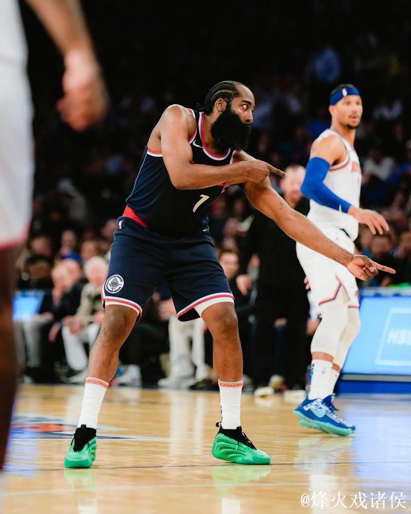 哈登26分11助带领快船逆转热火重回第六 活塞险胜尼克斯